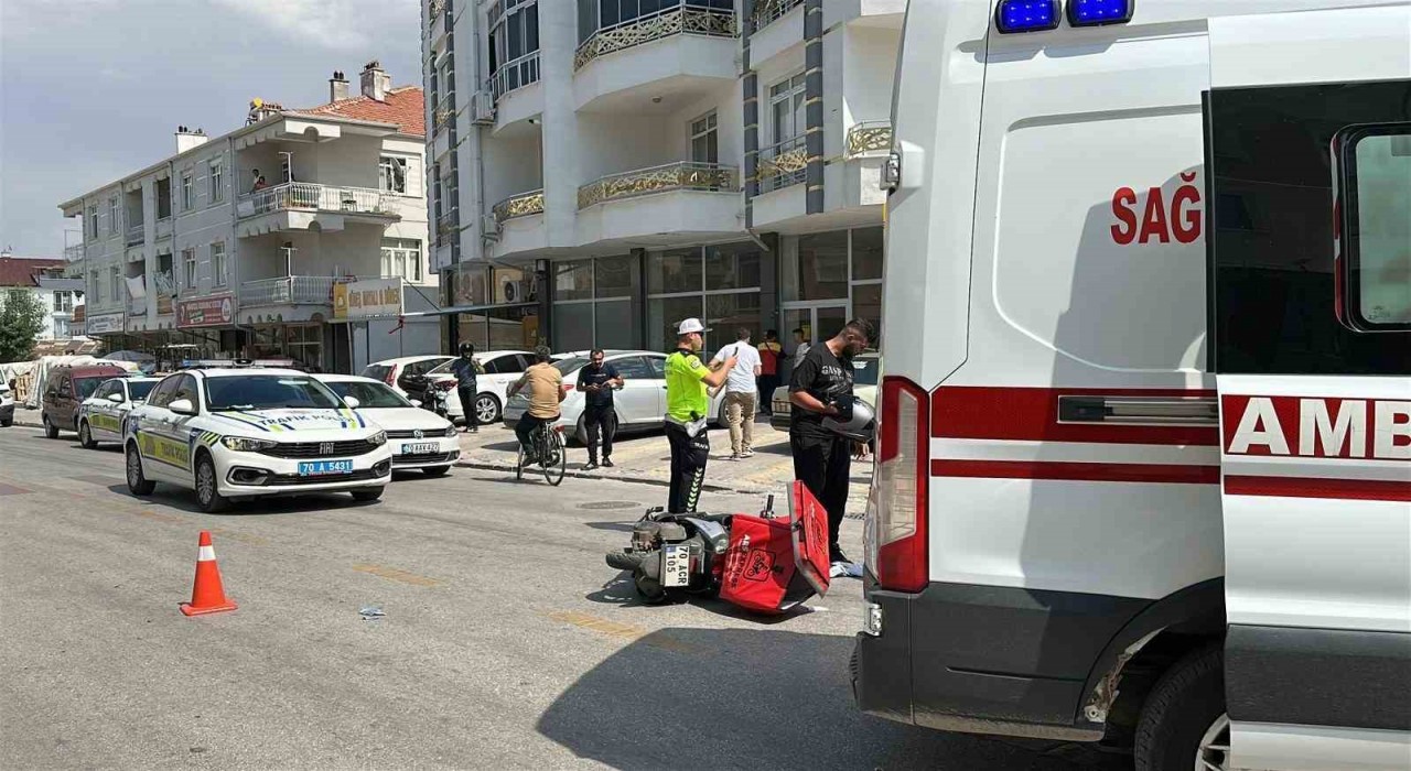 Karamanda otomobille çarpışan motokurye yaralandı