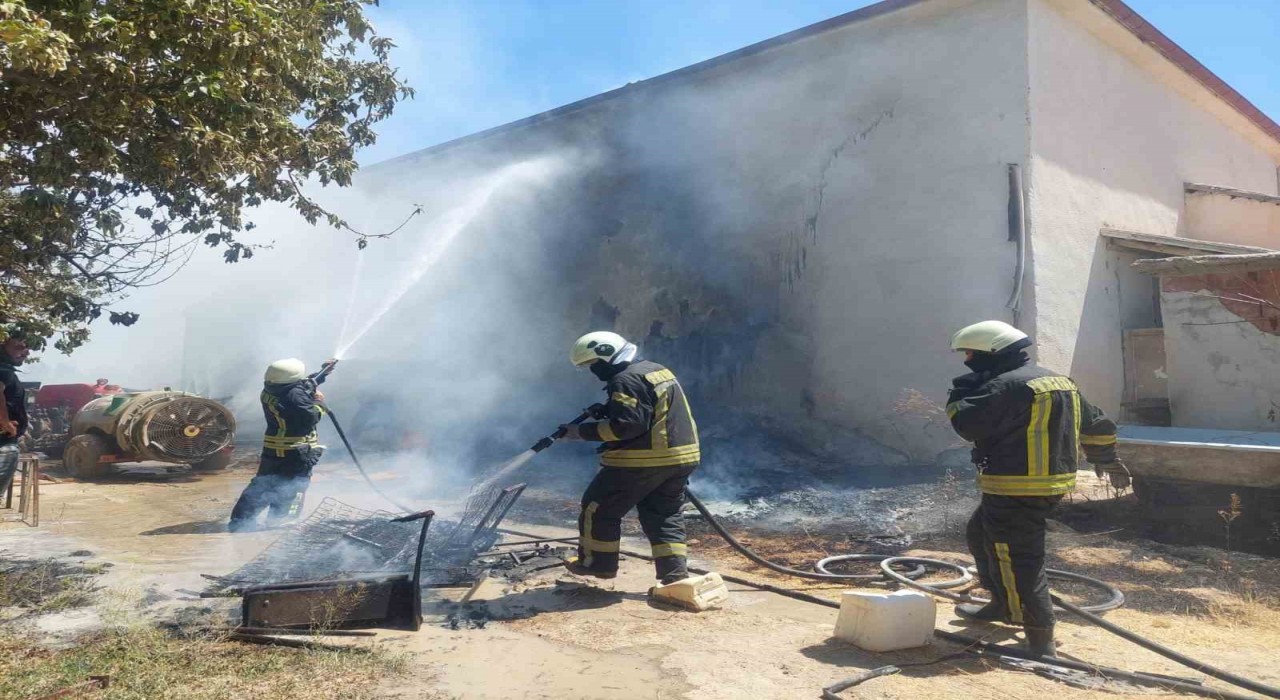 Karamanda tahtaların tutuşması sonucu çıkan yangında alevler çatıya sıçradı