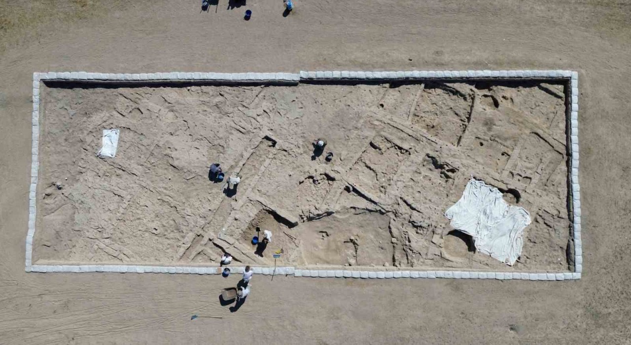 Karamanda yaklaşık 10 bin yıllık sokak bulundu