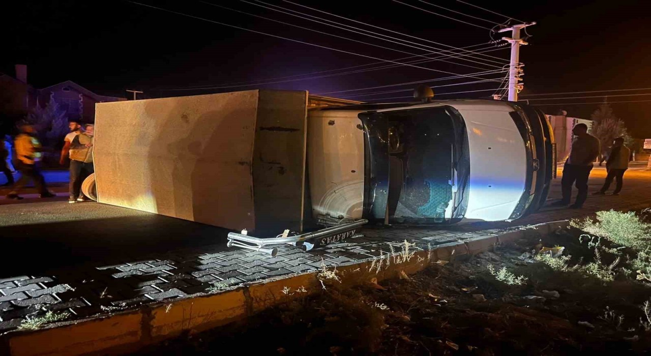 Karapınarda kamyonet ile otomobil çarpıştı: 2 yaralı