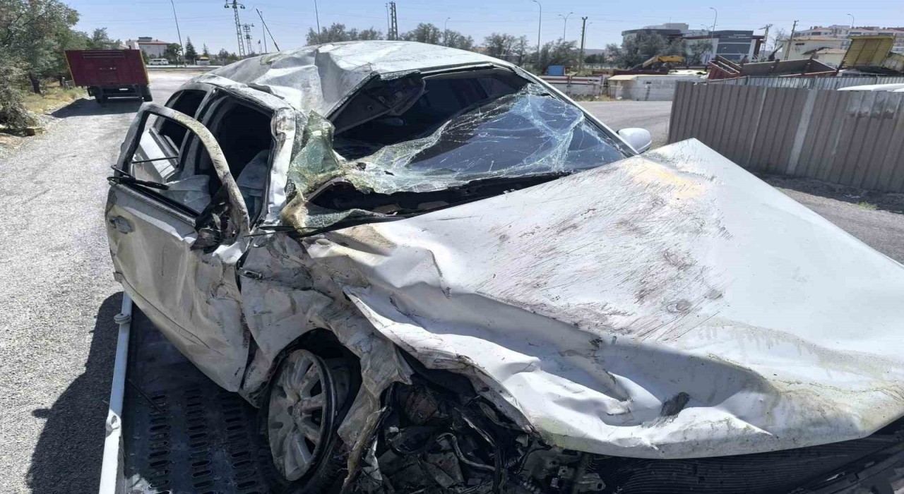 Karapınarda otomobiller çarpıştı: 2 yaralı