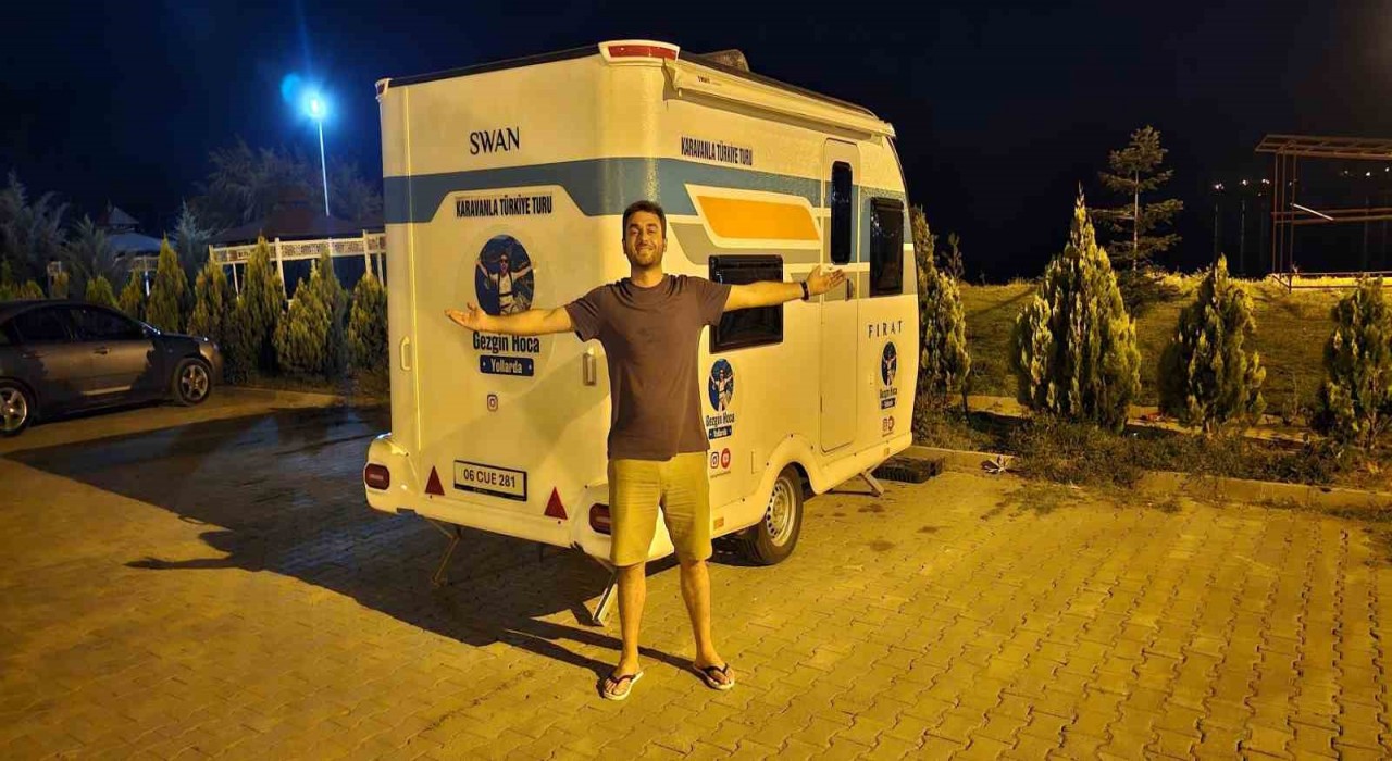 Karavanıyla Türkiyeyi gezen gezgin Van Gölü sahillerine ulaştı