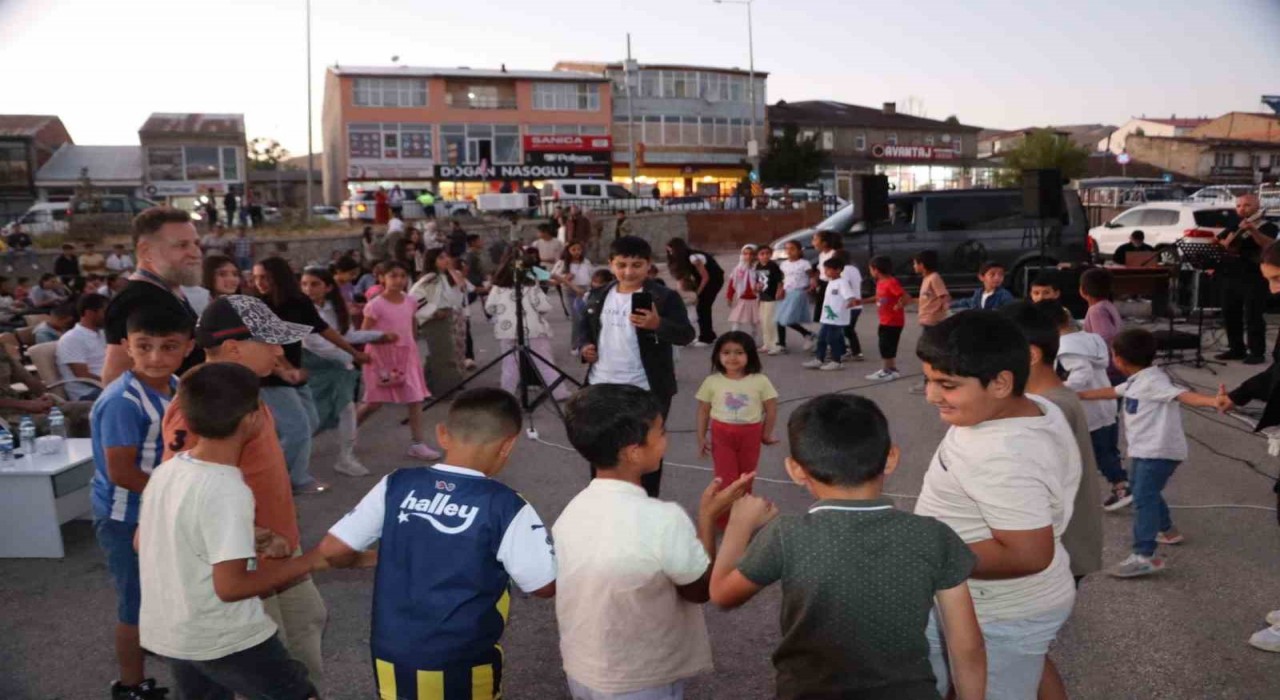 Karayazıda gezici sinema ve açık hava konseri etkinliği