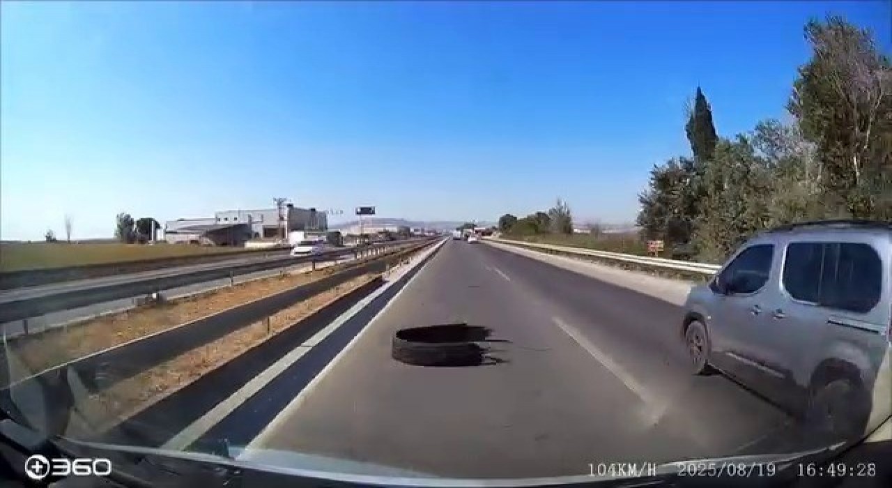 Karayoluna atılan kamyon lastiği kazaya sebep oldu, sürücü isyan etti
