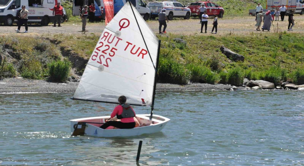 Karsın mavi incisi Çıldır Gölünde yelkenler fora