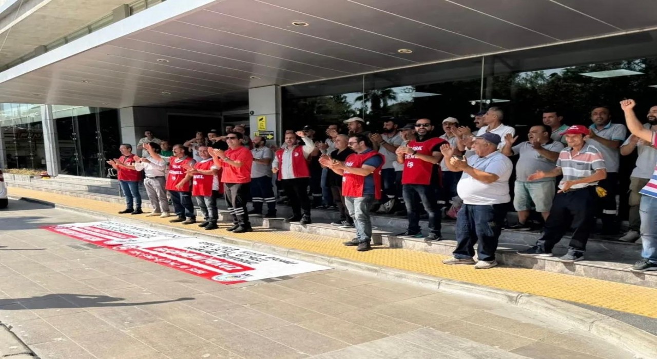 Karşıyaka Belediyesinde sular durulmuyor: İşçiler de memurlar da grevde