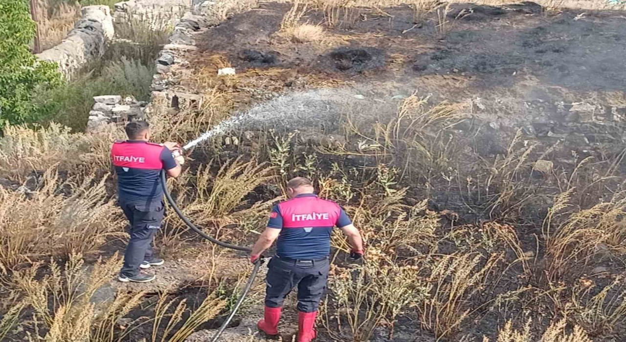 Karsta anız yangını kısa sürede söndürüldü