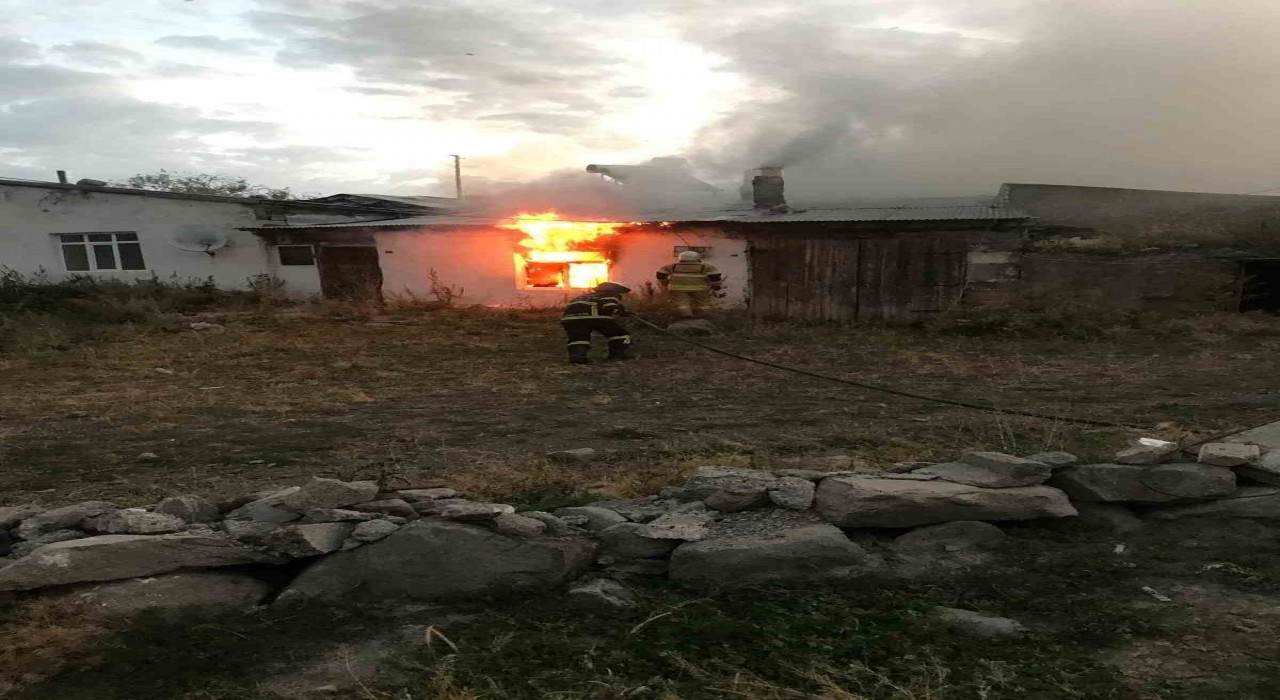 Karsta ev yangını kısa sürede söndürüldü