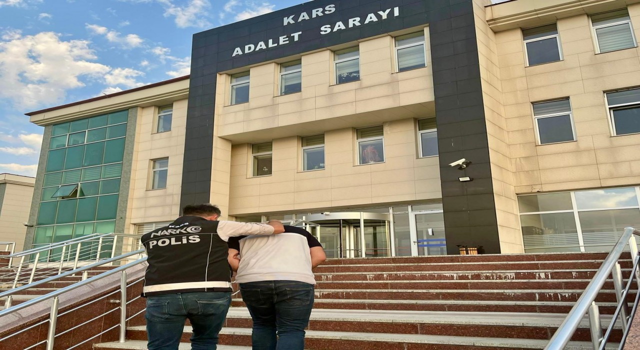 Karsta hapis cezası bulunan uyuşturucu taciri yakalandı