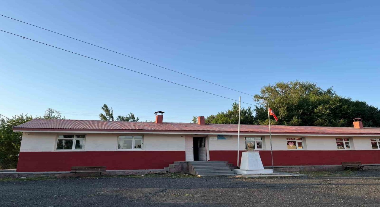 Karsta hayırsever iş insanı köy okulunu boyattı