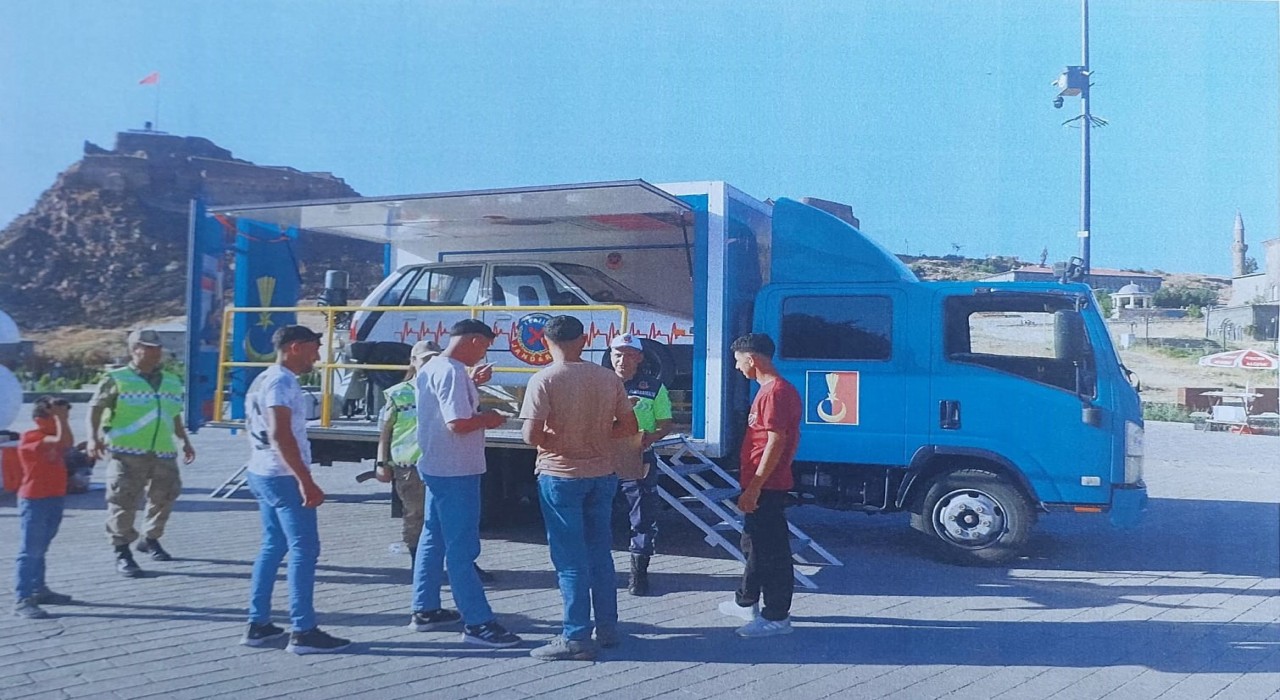 Karsta jandarmadan simülasyonlu emniyet kemeri uygulaması