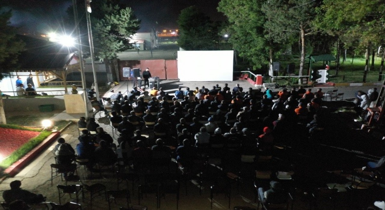 Karsta yükümlülere film gösterisi yapıldı