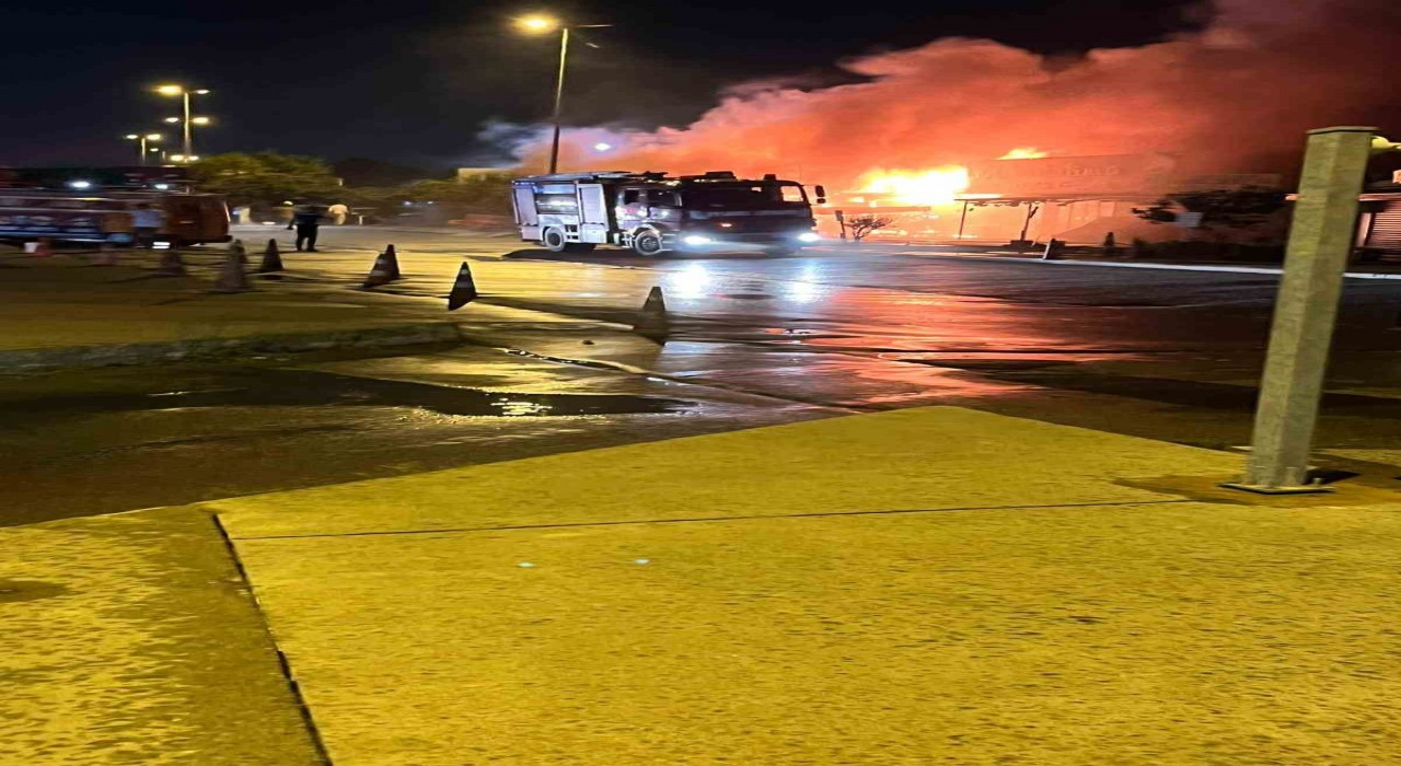 Kartalda balıkçı barınağı alev alev yandı