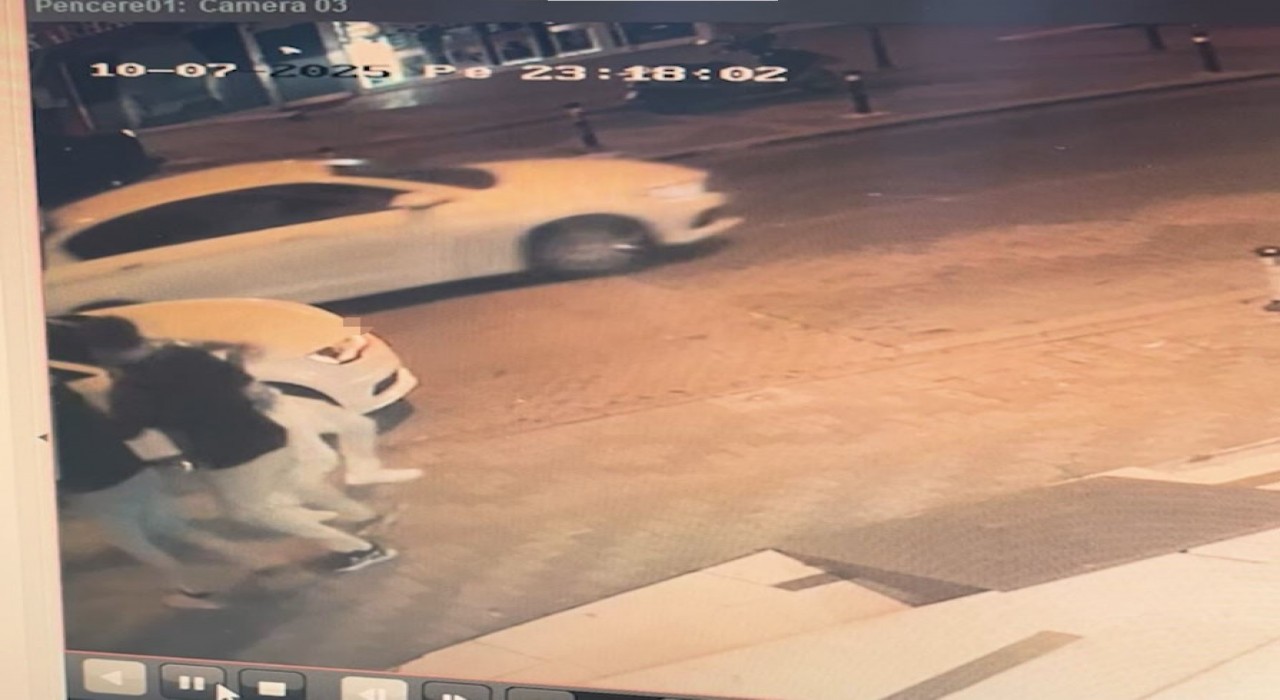 Kartalda kaldırımda yürüyen adama yumrukla saldırdılar