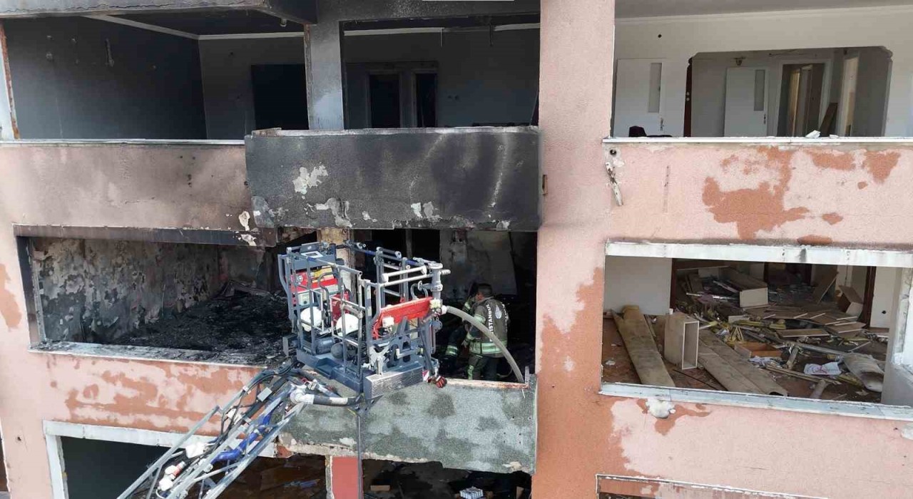 Kartalda metruk binada yangın paniği