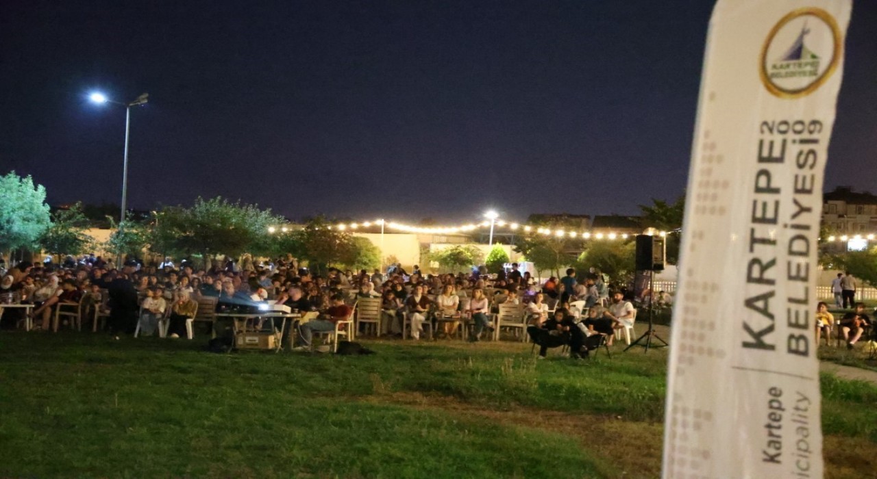 Kartepede yaz akşamları açık hava sinemasıyla renkleniyor