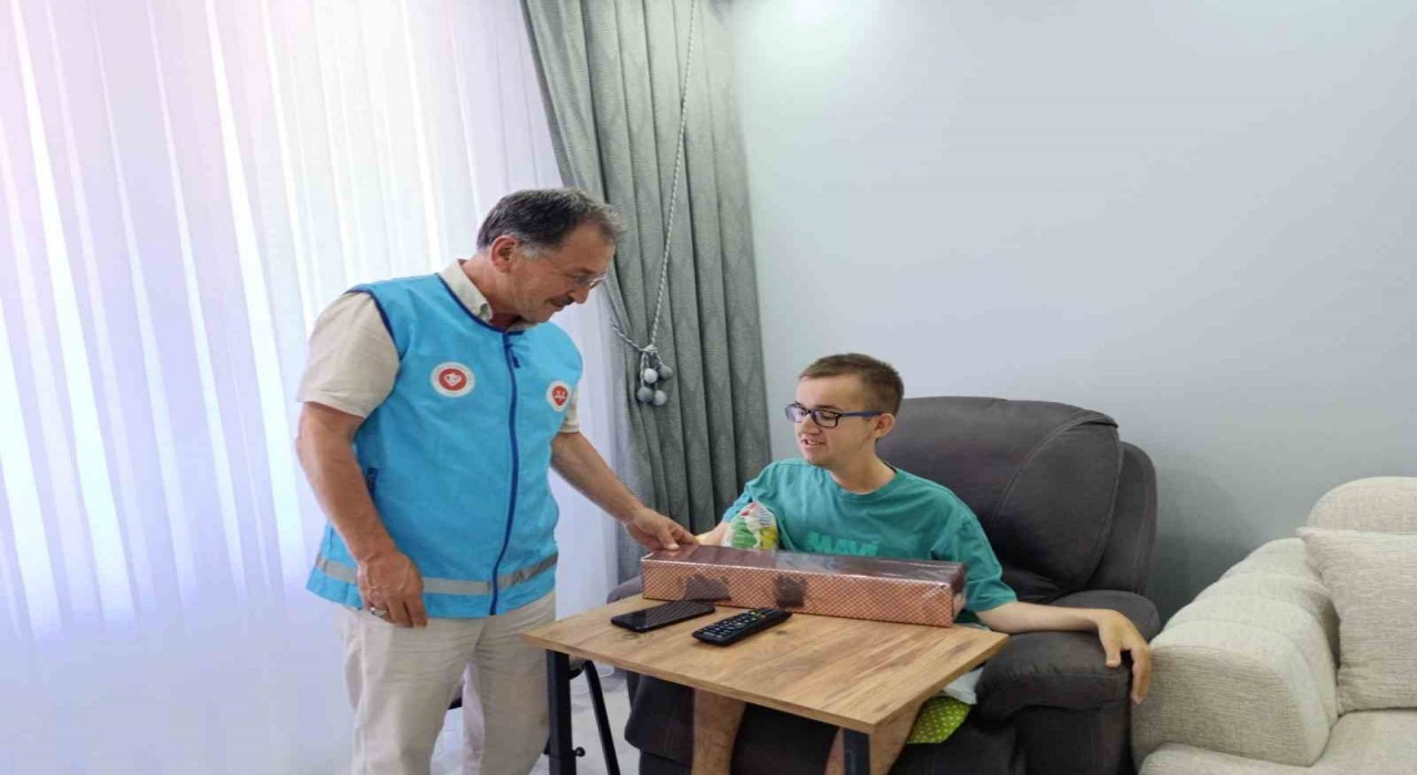 Kas hastası genç, biriktirdiği parayı Gazzedeki çocuklara bağışladı