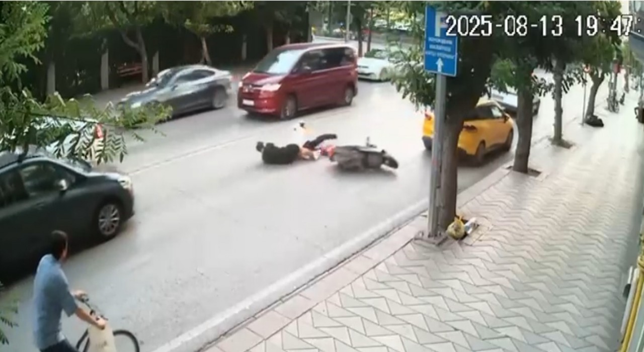 Kasksız yolcu taşıyan sürücü motosikleti yere yatırdı