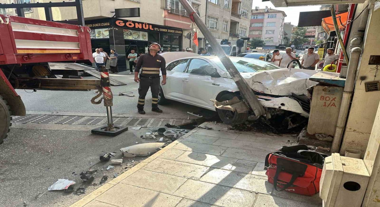 Kastamonuda çarpışan otomobiller iş yerlerine çarparak durabildi: 1 yaralı