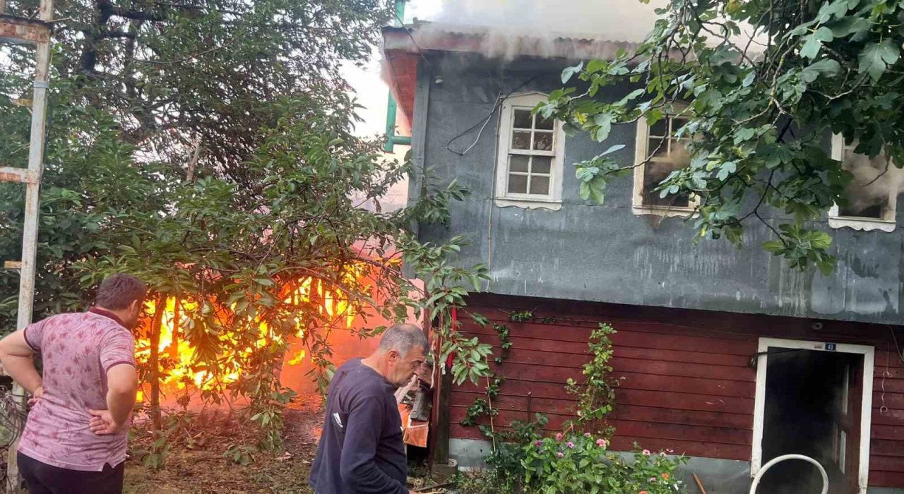 Kastamonuda çıkan yangında ev ve samanlık küle döndü