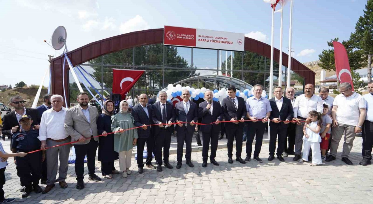 Kastamonuda, Devrekani Kapalı Yüzme Havuzu hizmete açıldı