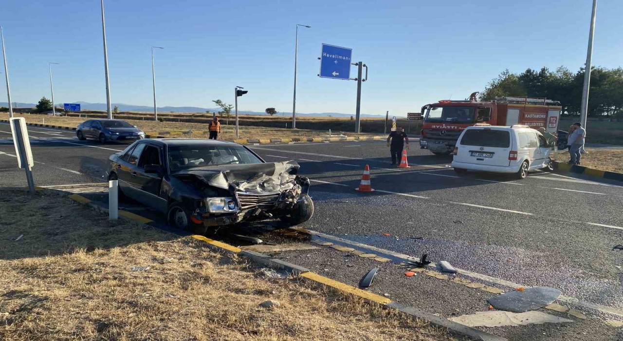 Kastamonuda hafif ticari araç ile otomobil çarpıştı: 2 yaralı