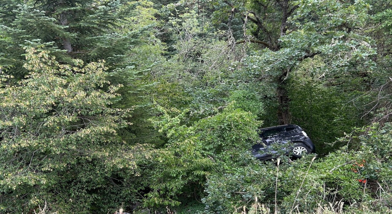 Kastamonuda hafif ticari araç şarampole yuvarlandı: 4 yaralı