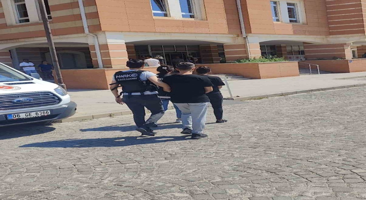 Kastamonuda uyuşturucuyla yakalanan 2 şüpheli tutuklandı