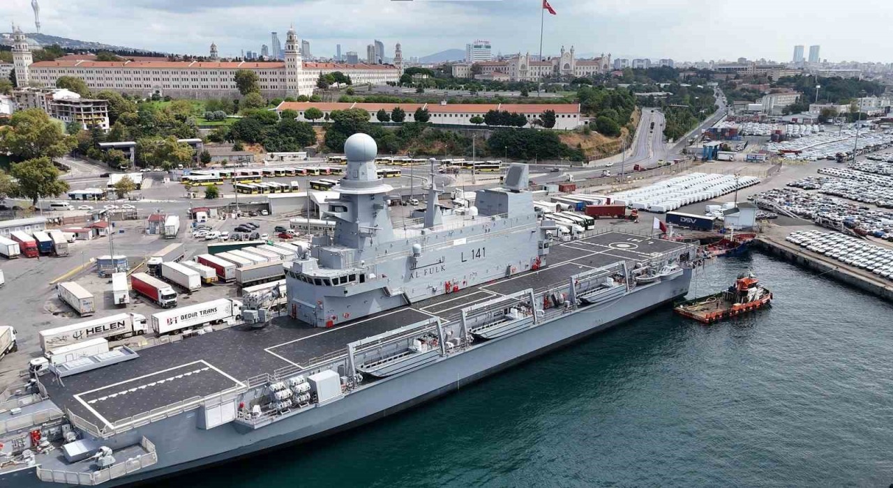 Katar donanmasının amfibi gemisi Al Fulk İstanbulda