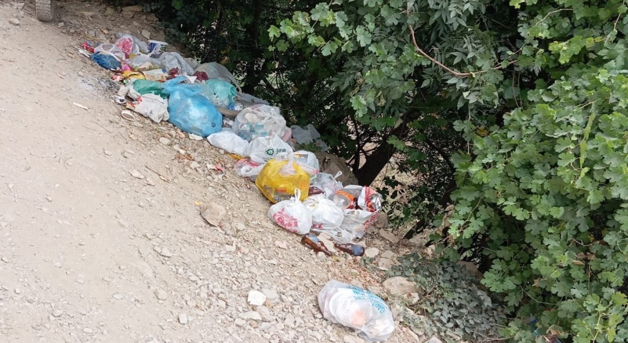 Kato Dağındaki Kaval Şelalesinde çöp tepkisi