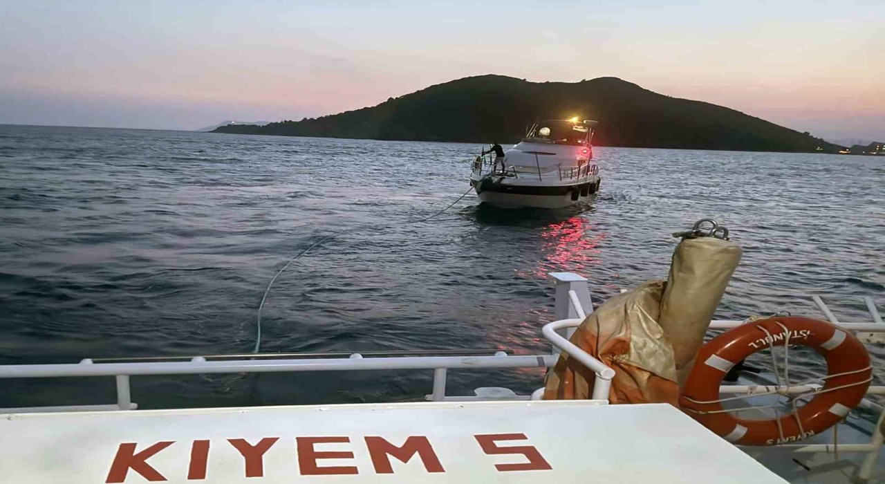 Katrancı Adası önlerinde sürüklenen tekne kurtarıldı