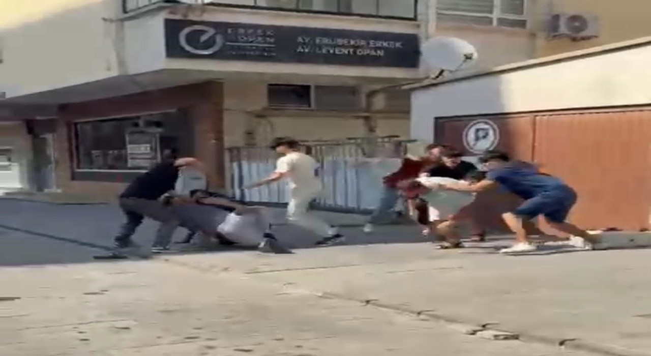 Kavga ettikleri şahsı taşla bayılttılar... Sokak ortasındaki kavga kamerada