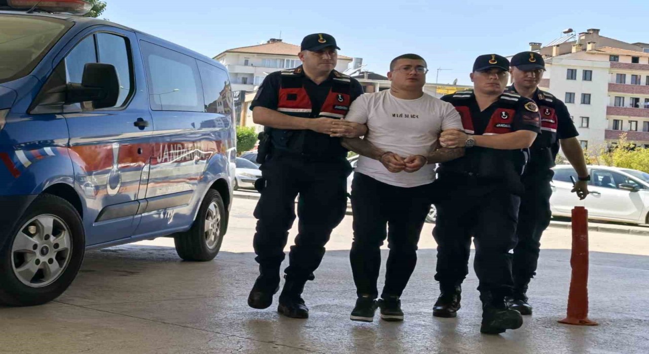 Kavgayı ayırmaya çalışan özel güvenlik görevlisini bıçaklayan saldırgan tutuklandı