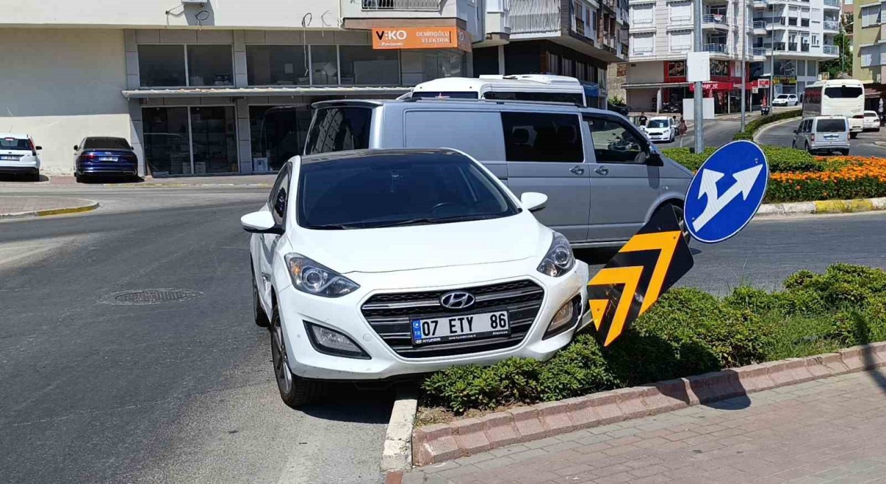 Kavşak sisteminde otomobiller çarpıştı