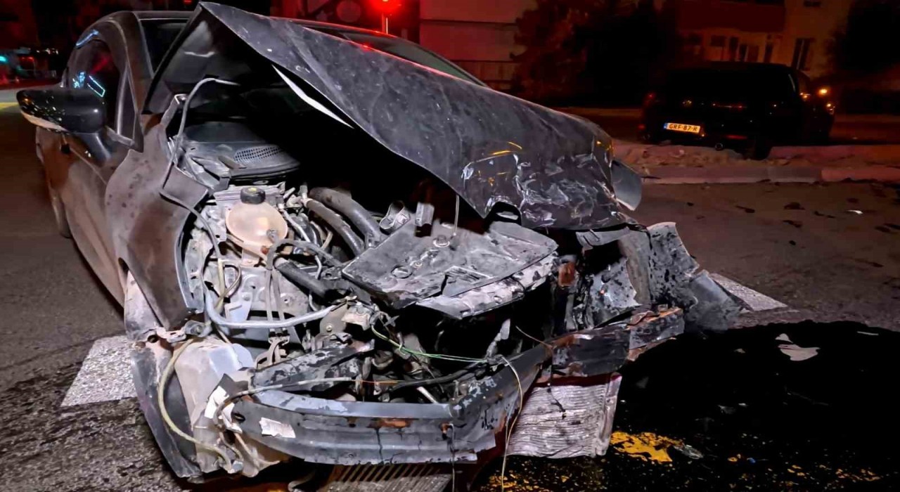 Kavşakta kaza yapan otomobil hurdaya döndü