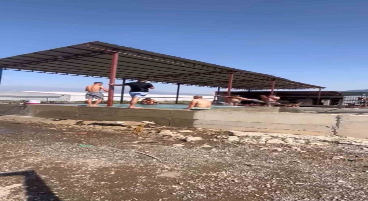 Kavurucu sıcaktan bunalan tarım işçileri maydanoz havuzunda serinledi