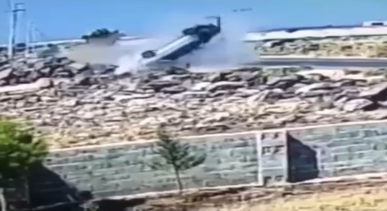 Kayalıklara çarpan otomobilin devrilme anı kamerada