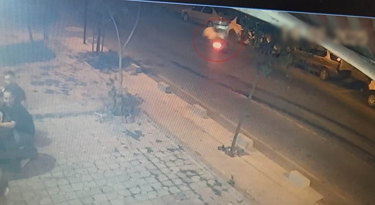 Kaygan zemine kapılan motosikletin devrildiği anlar kamerada