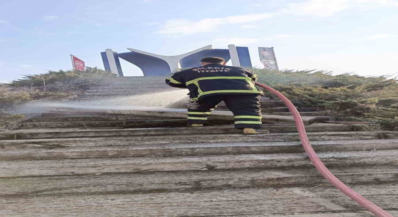 Kayı Anıtına çıkan tahta merdivenlerde yangın