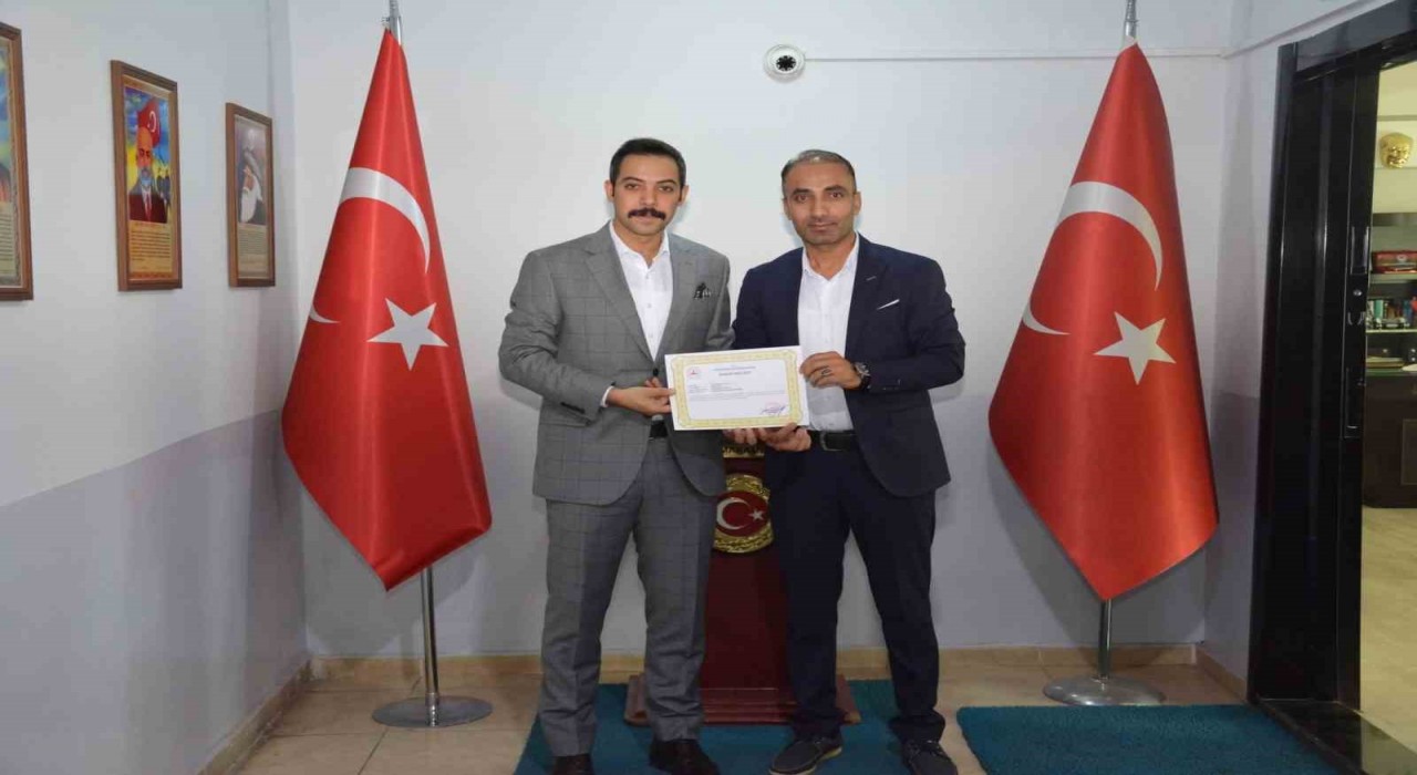 Kaymakam Uzundan yavru kediyi kurtarıp annesine kavuşturan öğretmene başarı belgesi