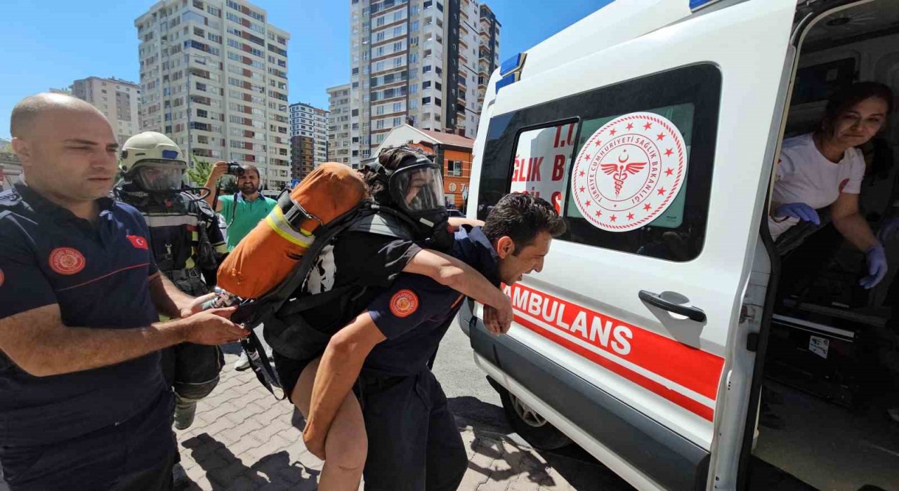 Kayseride 14 katlı binadaki yangın söndürüldü: 30 kişi tahliye edildi