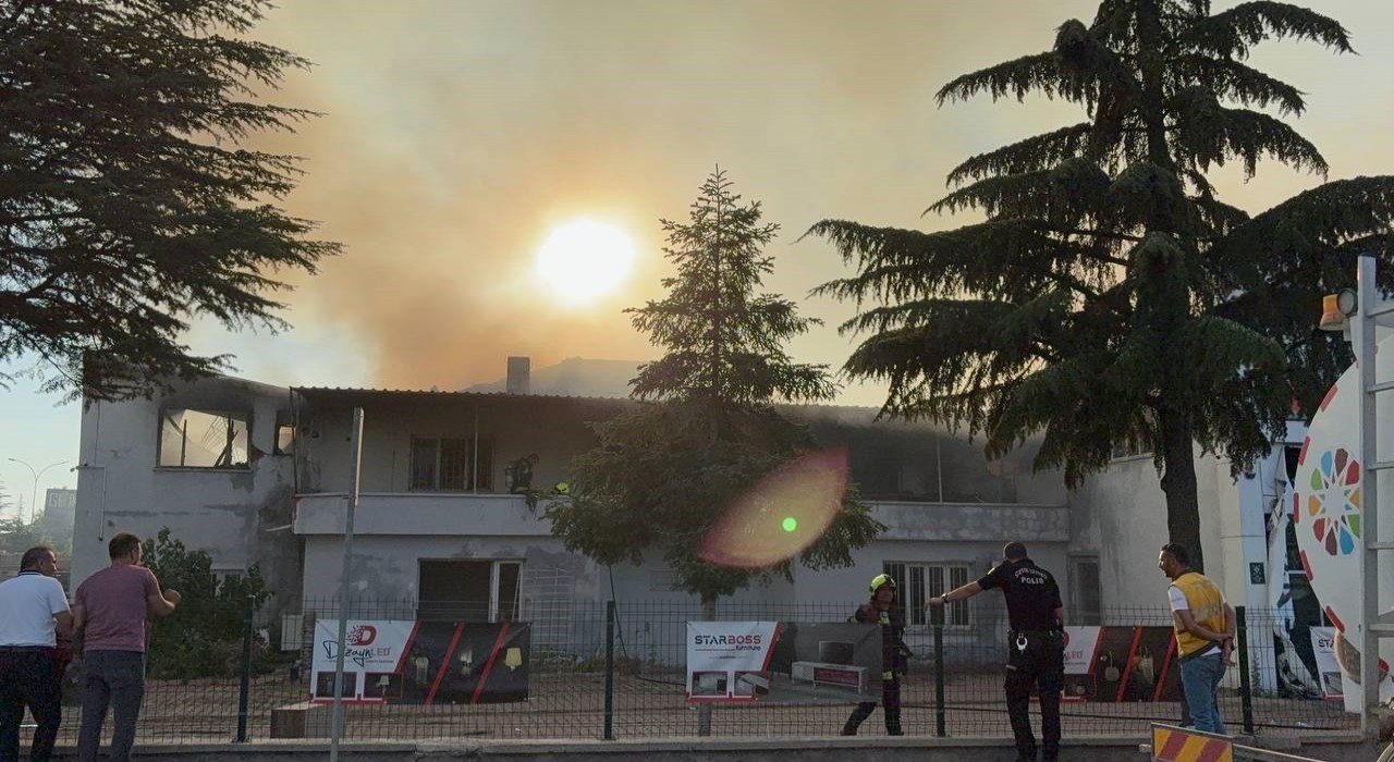 Kayseride hırdavat dükkanındaki yangın fabrikaya sıçradı
