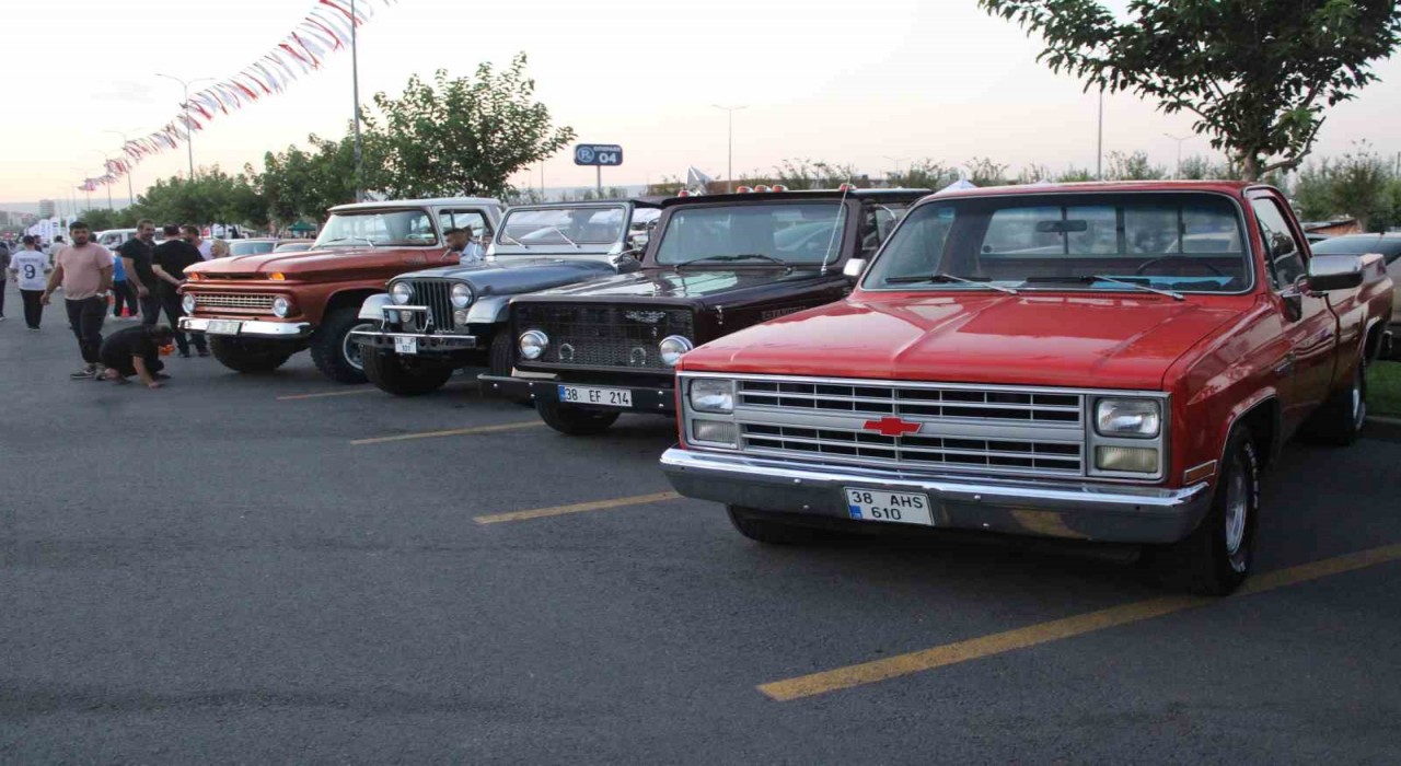 Kayseride klasik otomobiller sahne aldı