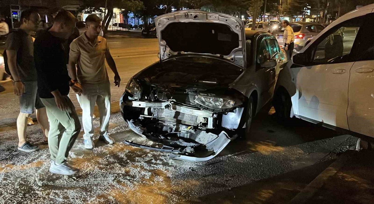 Kaza yapan araçlar park halindeki araçlara, park halindeki araç ise kaldırımda yürüyen yayaya çarptı