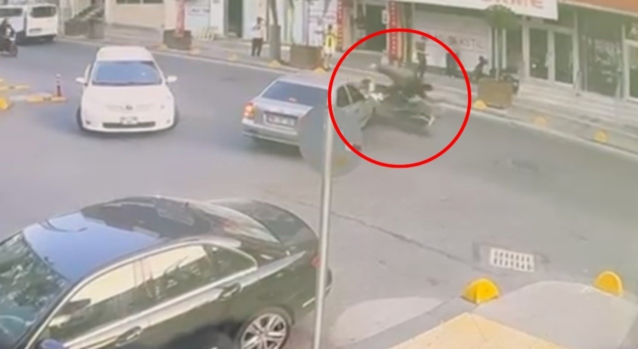 Kazada motosikletten fırlayan sürücü kameraya yansıdı