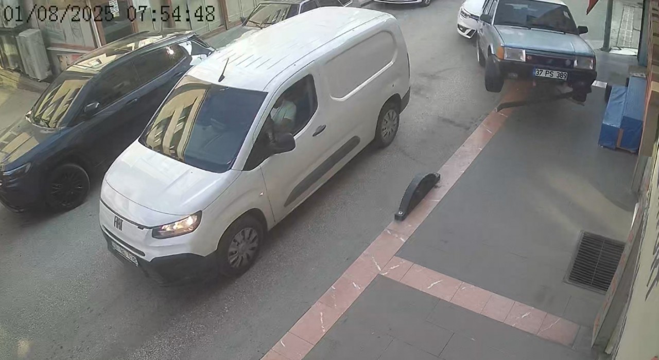 Kazaya karışan iki araç savrularak iş yerlerinin duvarına çarptı: 1 yaralı