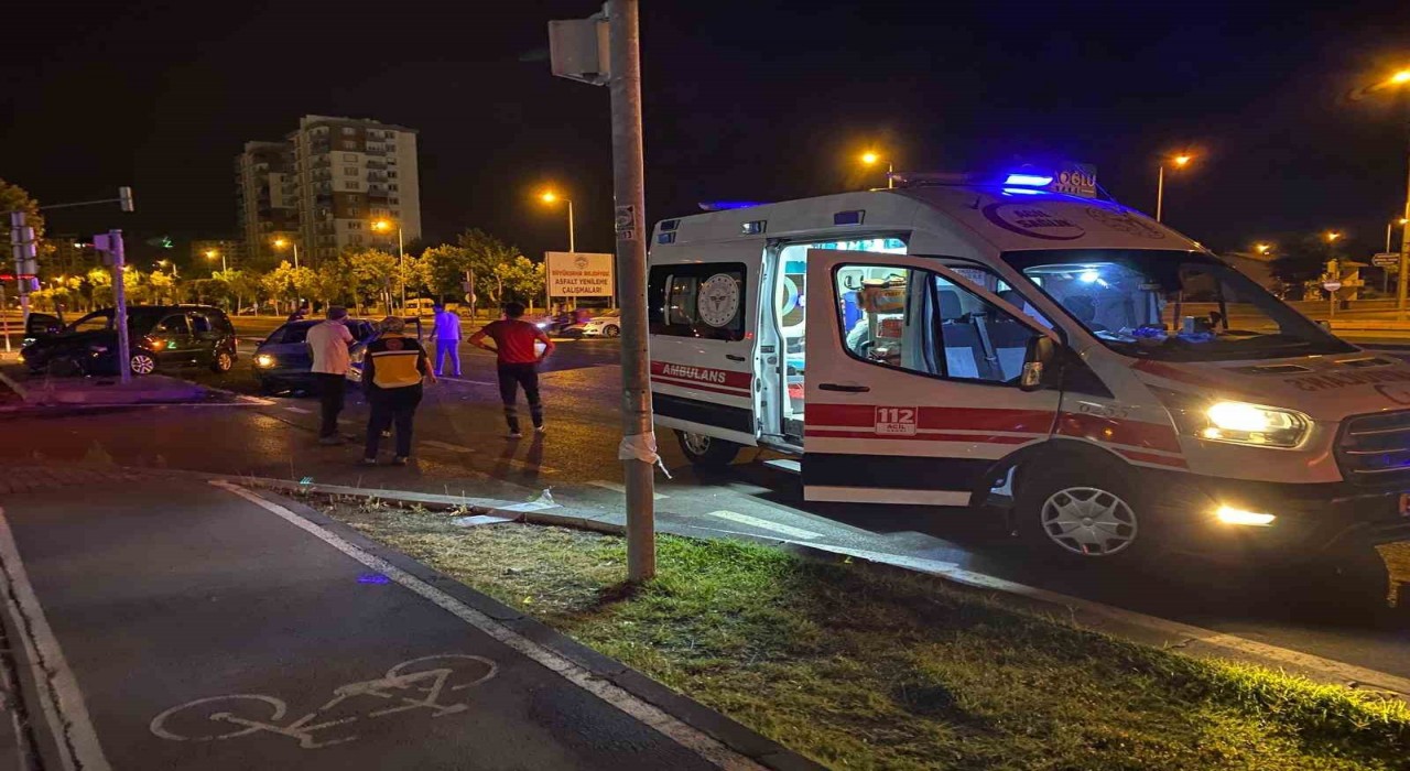 Kazaya sebebiyet verdi, kazazedelere Nasılsınız? dedikten sonra kaçtı: 3 yaralı