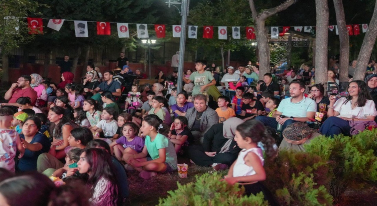 Keçiörende açık hava sineması etkinlikleri devam ediyor