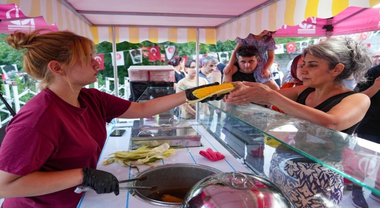 Keçiörenliler açık havada sinemanın keyfini çıkardı
