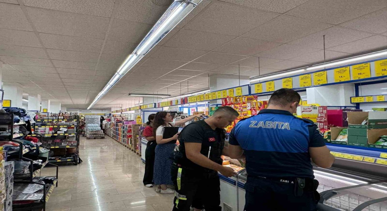 Kemerde zabıta ekipleri marketlerde etiket ve hijyen denetimi yaptı